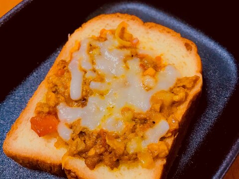余ったキーマカレーアレンジ★チーズトースト